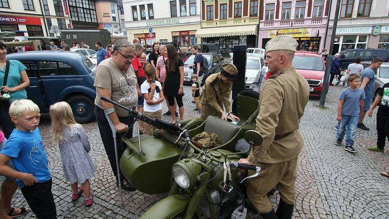 Řadu zastávek měla v sobotu kolona vojenské historické techniky, která křižovala okresem Ústí nad Orlicí.