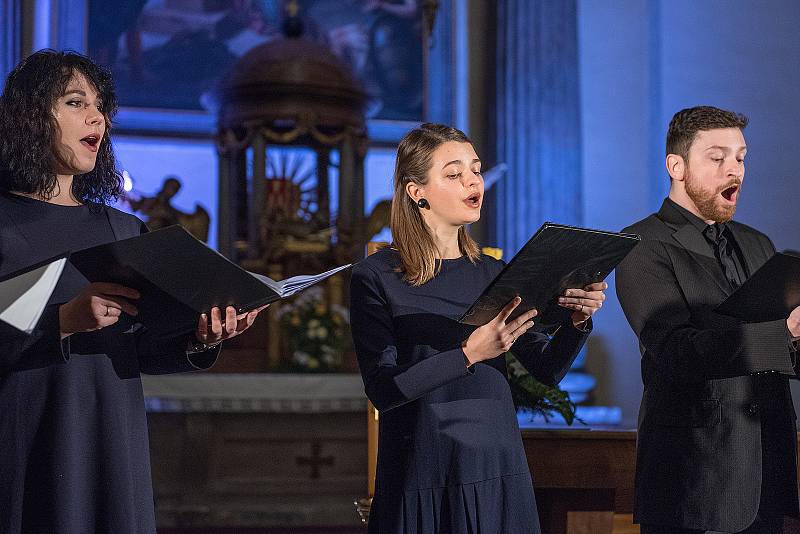 Snímek je z minulého koncertu, na kterém vystoupily dva soubory, český Schola cantus gregoriani  a litevský In campo aperto.