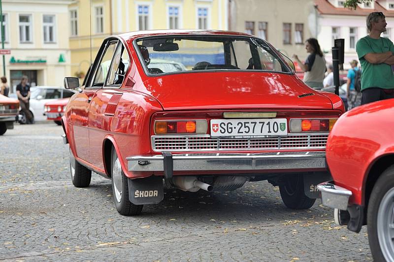 Sraz vozů Škoda 110R Coupé ve Vysokém Mýtě.