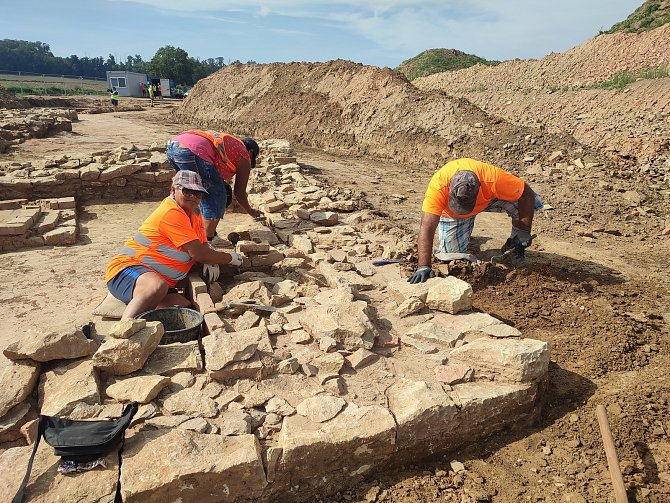 V trase budoucí dálnice D35 u Vysokého Mýta probíhá archeologický výzkum.