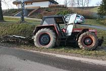 Havárie kradeného traktoru v Dolní Dobrouči.