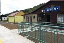 Modernizovaná železniční zastávka a trať v Lanšperku.