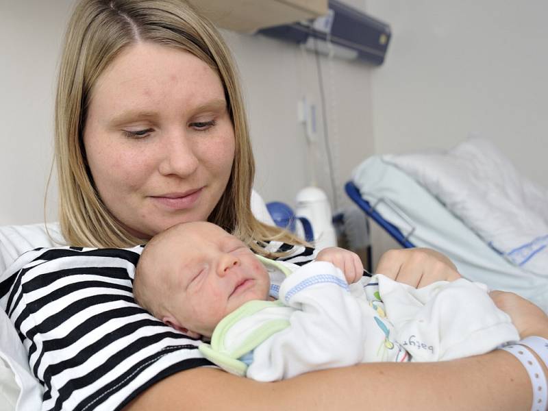 Marek Peřina je první radostí pro manžele Radku a Michala z Nepomuk. Těší je od 3. října od 15.52 hodin. Na svět si přinesl 2,5 kg.