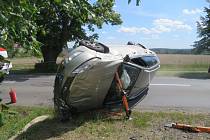 Havárie osobního automobilu na silnici mezi Chocní a Hemžemi.