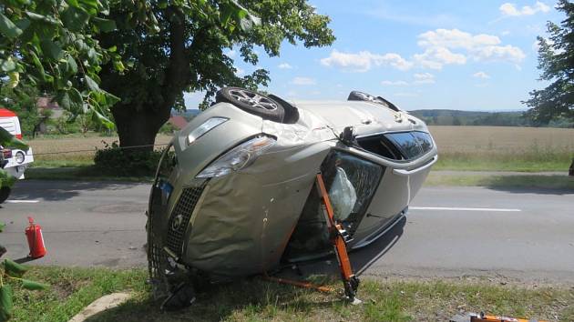 Havárie osobního automobilu na silnici mezi Chocní a Hemžemi.
