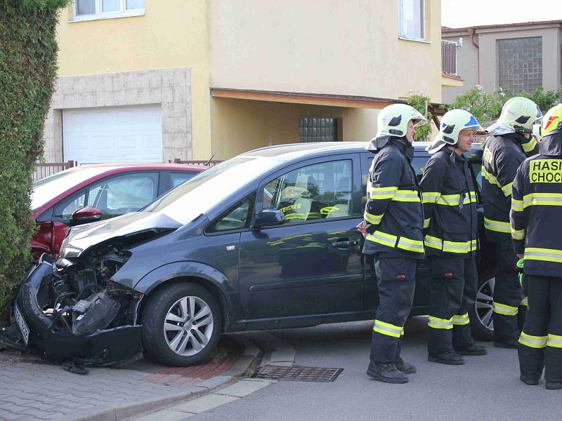 V Chocni na Smetanově ulici zasahovaly složky IZS u nehody dvou aut.