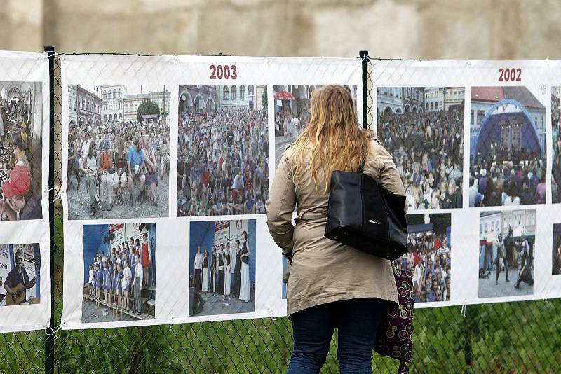 Rozsáhlá expozice fotografií z historie konání akce Město v pohybu – Týden dobré pohody.