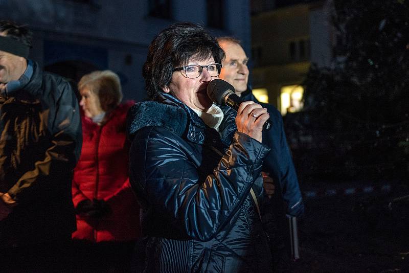 V České Třebové na rozsvícení stromu zpíval Kajetánek.