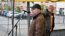 Nejsme slepí. S tímto mottem se na Starém náměstí v České Třebové sešlo okolo stovky lidí lidí na demonstraci za nezávislost justice.