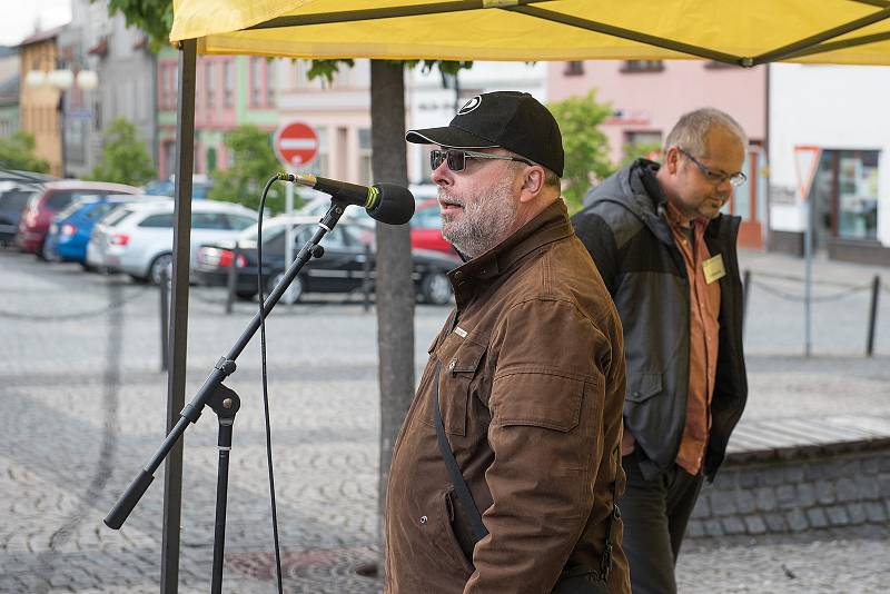 Nejsme slepí. S tímto mottem se na Starém náměstí v České Třebové sešlo okolo stovky lidí lidí na demonstraci za nezávislost justice.