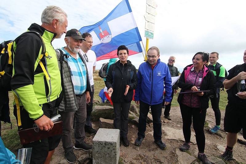 Ve středu 11. září oslavili zástupci partnerských měst Ústí nad Orlicí a polské Bystřice Kladské 25 let společného setkávání. Dopoledne společně symbolicky vystoupali na horskou chatu Schronisko pod Králickým Sněžníkem, odkud pokračovali na vrchol Sněžník