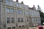 Z budovy bývalé polikliniky v Ústí nad Orlicí se utrhla římsa, zranění byli dva, z toho jeden těžce.
