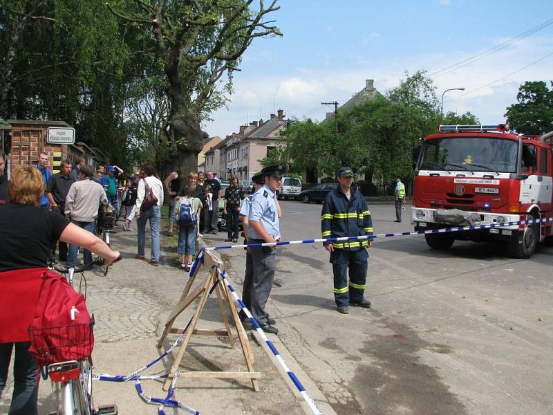 Z budovy bývalé polikliniky v Ústí nad Orlicí se utrhla římsa, zranění byli dva, z toho jeden těžce.