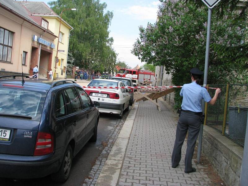 Z budovy bývalé polikliniky v Ústí nad Orlicí se utrhla římsa, zranění byli dva, z toho jeden těžce.