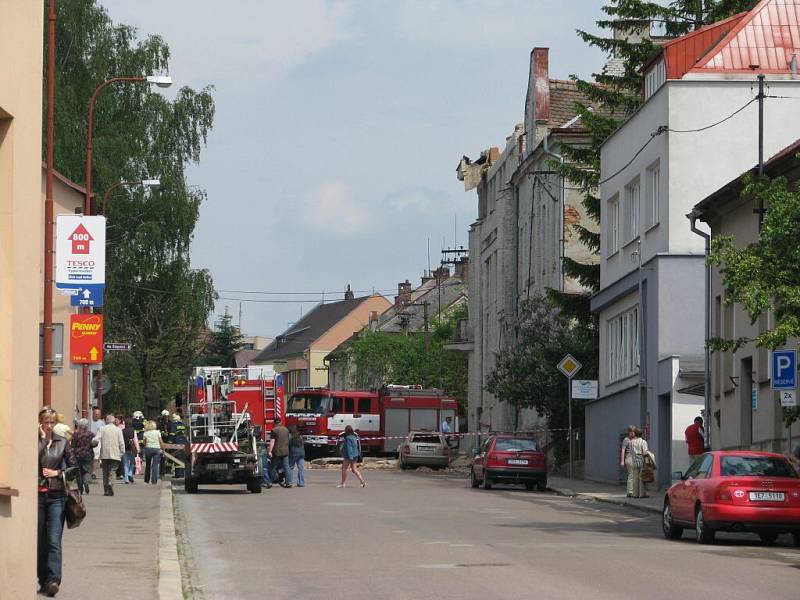 Z budovy bývalé polikliniky v Ústí nad Orlicí se utrhla římsa, zranění byli dva, z toho jeden těžce.