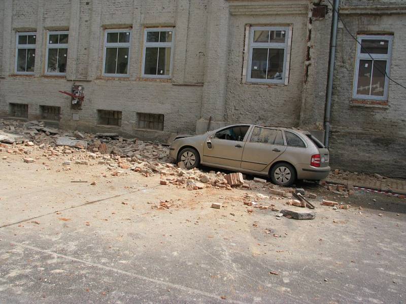 Z budovy bývalé polikliniky v Ústí nad Orlicí se utrhla římsa, zranění byli dva, z toho jeden těžce.