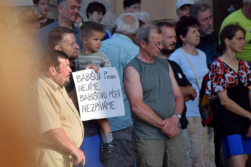 V Letohradě se demonstrovalo před kostelem