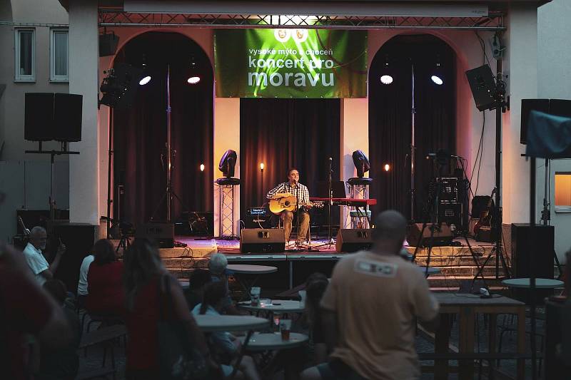 Prkna vysokomýtského amfiteátru v úterý 13. července hostila benefiční koncert, jehož výtěžek směřoval do obcí, které zasáhlo tornádo.