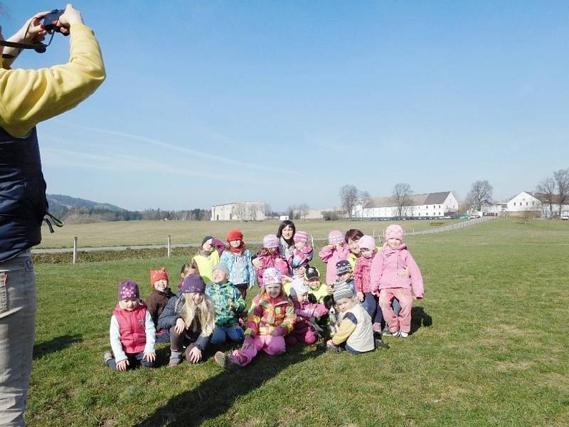 Děti z MŠ Helvíkovice na výletě v chovné stanici Fitmin-Dibaq.