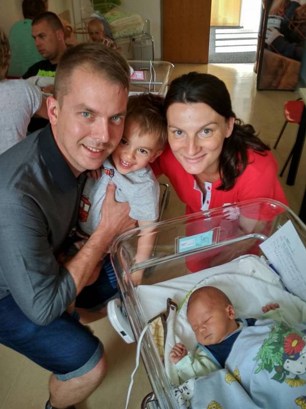 Mikuláš Kapoun se narodil 9. 5. v 7.56 hodin. Vážil 3,680 kg a radost z něj mají rodiče Kateřina a Lukáš i bráška Matyáš.