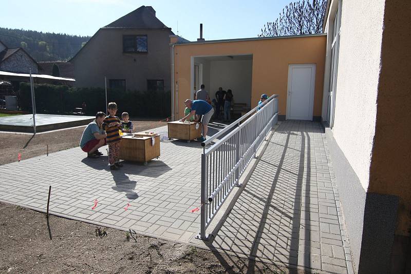 Projektem nazvaným "S tatínkem v dílně" otevřela mateřská škola v Ústí nad Orlicí - Kerharticích nově vybudovanou venkovní učebnu.