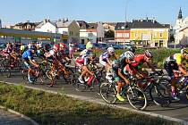 Peloton závodníků projížděl během první etapy hned několikrát přes kruhový objezd v Lanškrouně, kde se diváci měli na co dívat.