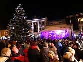 Zcela zaplněné náměstí v Ústí nad Orlicí zahájilo advent podle osvědčeného scénáře. Odpoledne se zde konal jarmark místních škol a neziskových organizací, po rozsvícení vánočního stromu příchozím hrál a zpíval Žalman s kapelou.