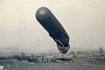 1917. Spouštění upoutaného balonu do výše, blíže obce Volčji Grad.