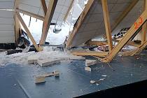 Střecha nové haly Na Skalce se zřítila 14. ledna přímo během florbalového zápasu. Kvůli sněhu to však nebylo. Případ nyní vyšetřuje policie jako obecné ohrožení z nedbalosti.  