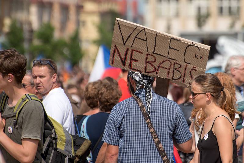 Na největší demonstraci od roku 1989 v Praze na Letné se sešly stovky tisíc lidí.