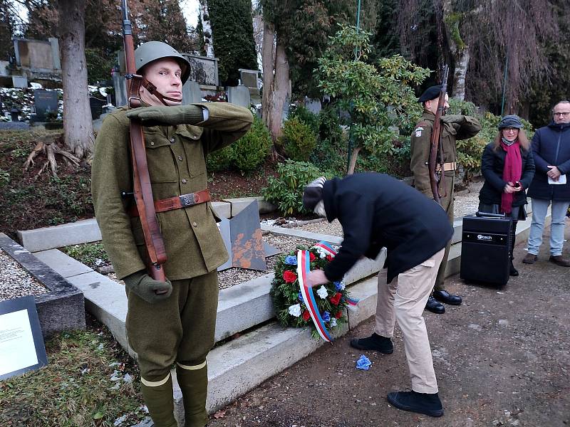 Odhalení pamětní desky pěti obětem holocaustu na hřbitově v Ústí nad Orlicí.