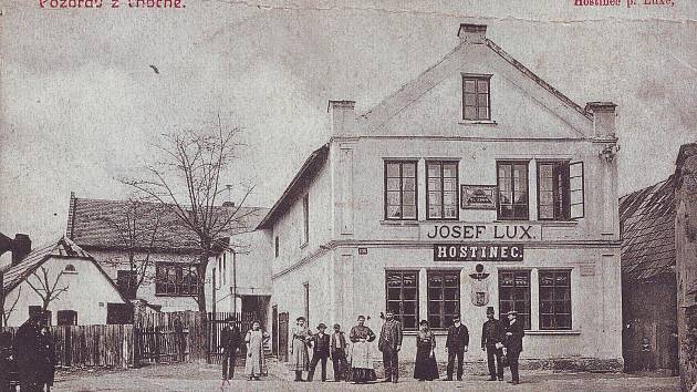 Dobová pohlednice - Hostinec Josefa Luxe na počátku 20. století.