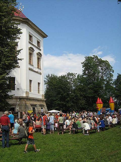 Už dva roky je veřejnosti přístupný Nový Zámek (místními zvaný Zámeček) mezi Rudolticemi a Lanškrounem.