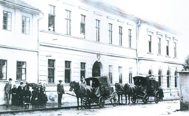 Před kyšperskou poštou v roce 1908.