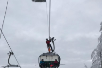 Evakuace lyžařů uvězněných na lanovce ve skiareálu na Bukové hoře