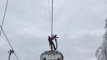 Evakuace lyžařů uvězněných na lanovce ve skiareálu na Bukové hoře