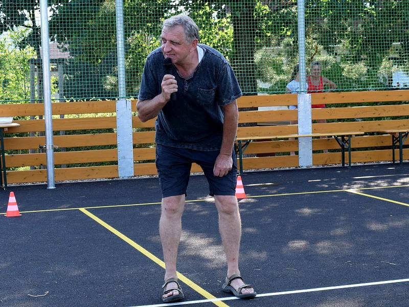 Hřiště U Borku je zbrusu nové, pásku stříhaly samy děti.