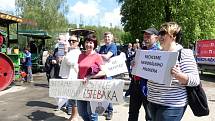 Trestně stíhaný premiér Andrej Babiš v sobotu navštívil Žamberk. Zavítal i do zdejší bývalé textilky Mosilana, kde dnes sídlí Muzeum starých strojů a technologií. Přivítání před areálem nebylo ale právě vřelé, čekali na něj demonstranti s transparenty.