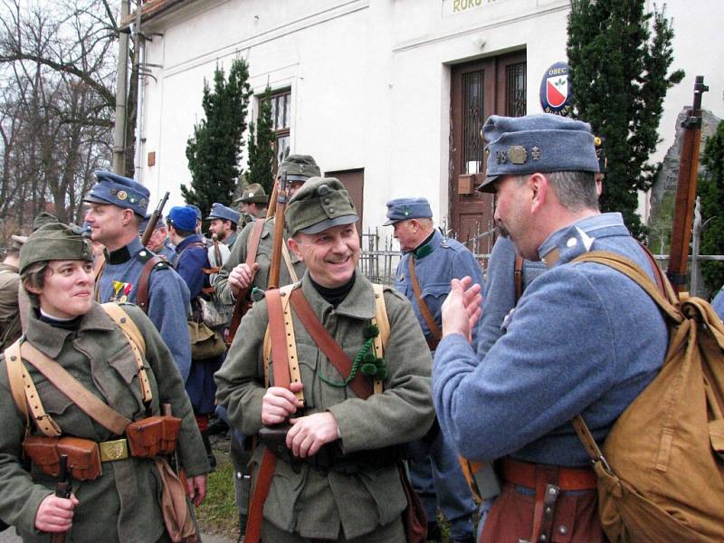 Členové Klubu přátel vojenské historie Pardubicko uctili při tradičním zimním pochodu památku obětí 1. světové války na Vysokomýtsku.