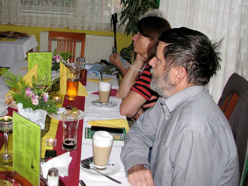 Posezení v restauraci Babeta, kde hosté zhlédli film o Žamberku.