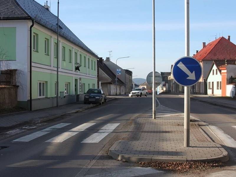 Řidič nedobrzdil a s autem skončil v domě