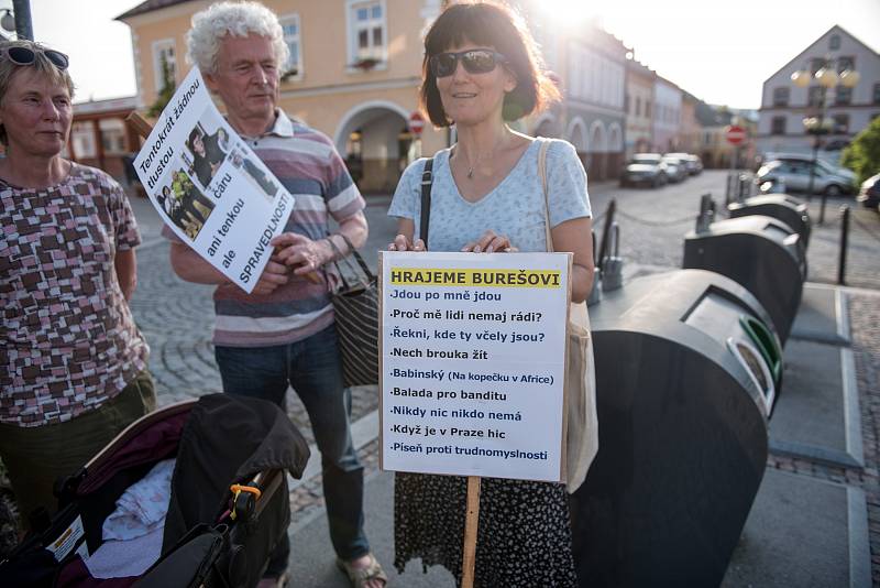 Při demonstraci v České Třebové zavoněl štrúdl