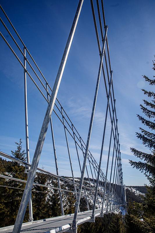 Údolí na Dolní Moravě už doplnil visutý most. Je zřejmě nejdelší na světě.