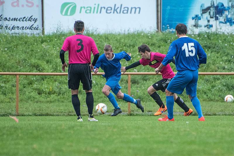 Česká Třebová porazila Moravany (v modrém) vysoko 4:0.