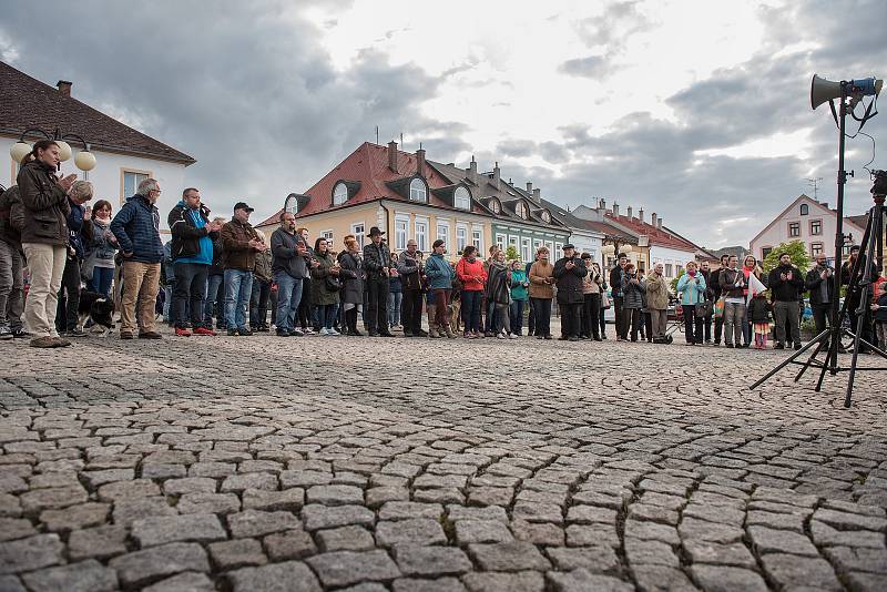 Nejsme slepí. S tímto mottem se na Starém náměstí v České Třebové sešlo okolo stovky lidí lidí na demonstraci za nezávislost justice.