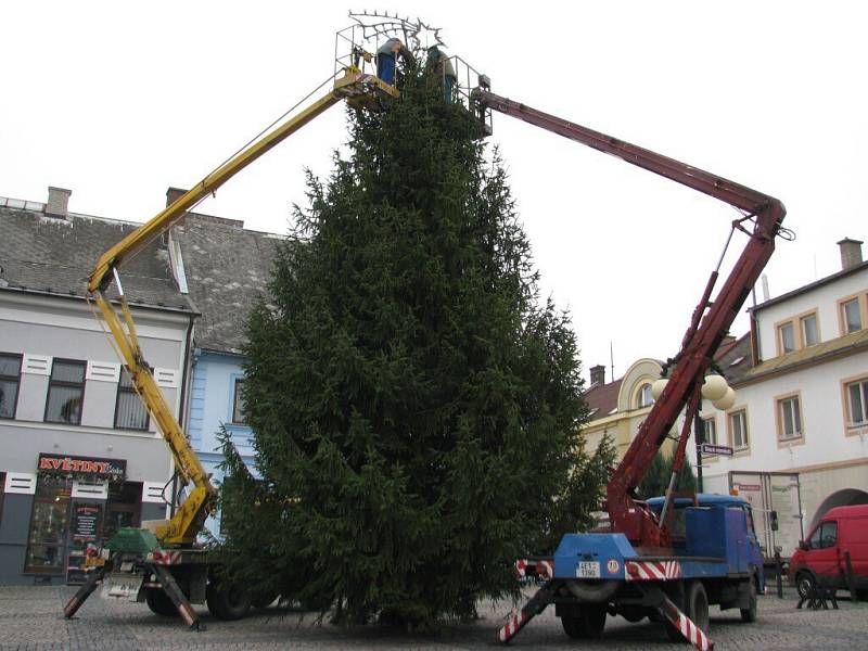 V České Třebové instalovali vánoční strom. 