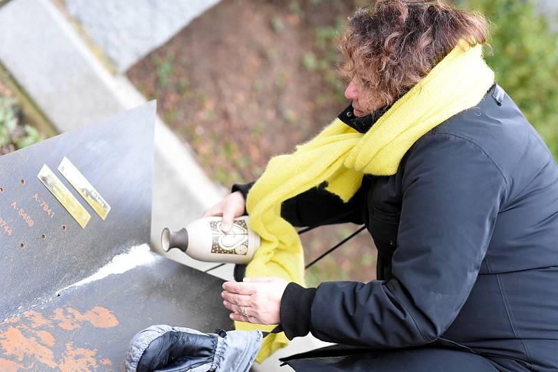 Odhalení pamětní desky pěti obětem holocaustu na hřbitově v Ústí nad Orlicí.