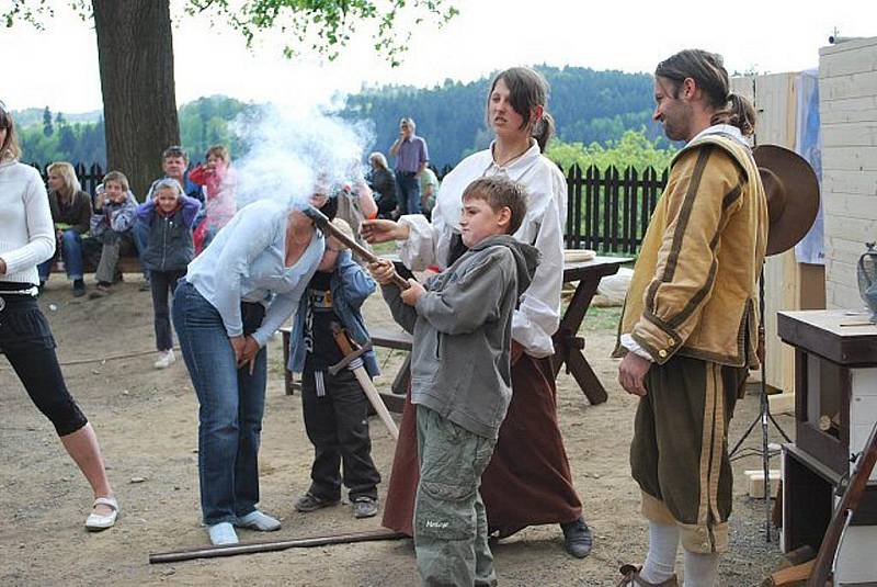 Z vystoupení a akcí šermířského sdružení Balestra.