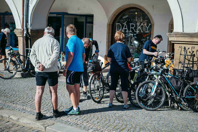 Start mezinárodní cyklistické akce Cyklo Glacensis 2017 na náměstí v Ústí nad Orlicí.