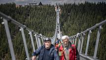 Nejdelší visutý most pro pěší na světě Sky Bridge 721, 9. května 2022, Dolní Morava, Orlickoústecko. Ve výšce 95 metrů překonává údolí Mlýnského potoka z horského hřebene Slamník na hřeben Chlum.